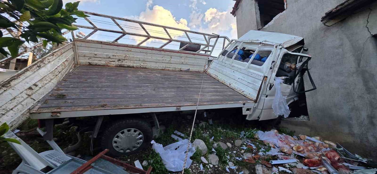 MUĞLA'NIN SEYDİKEMER İLÇESİNDE MEYDANA GELEN TRAFİK KAZASINDA KONTROLDEN ÇIKAN KAMYONET, ÖNCE...