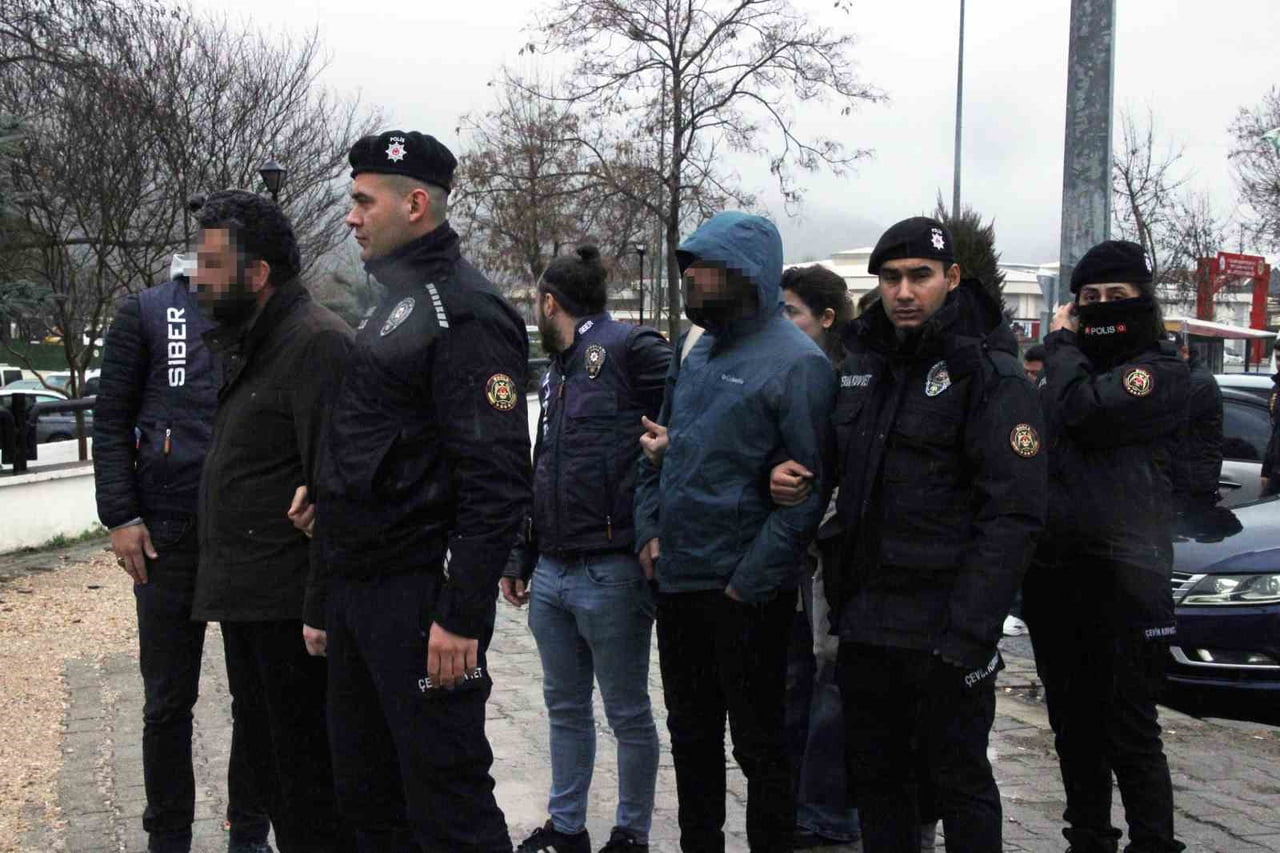 MUĞLA’DA SAHTE HESAP ÜZERİNDEN  ‘DEVLET BÜYÜKLERİNE HAKARET’ ŞÜPHELİLERİ ADLİYEYE SEVK...