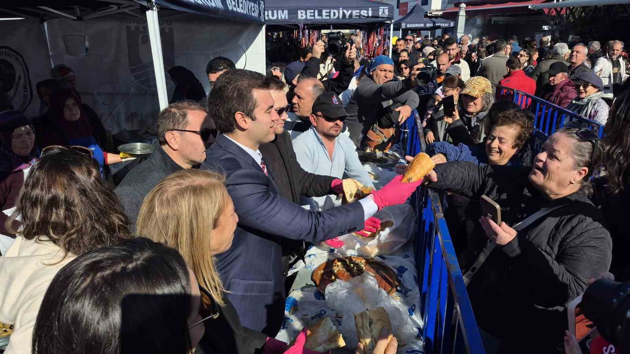 MUĞLA’NIN BODRUM İLÇESİNDE 10’UNCU KEZ DÜZENLENEN HAMSİ FESTİVALİ, BİNLERCE KİŞİNİN KATILIMIYLA...