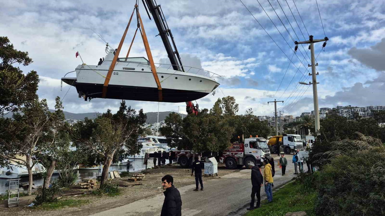 MUĞLA’NIN BODRUM İLÇESİNDE KOYA GELİŞİ GÜZEL ŞEKİLDE KONULAN YAKLAŞIK 100 TEKNENİN...