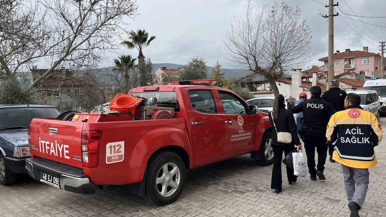 MUĞLA’NIN MENTEŞE İLÇESİ KARAMEHMET MAHALLESİ DİKMEN SOKAK’TA BİR EVDEN YÜKSELEN YOĞUN DUMAN...