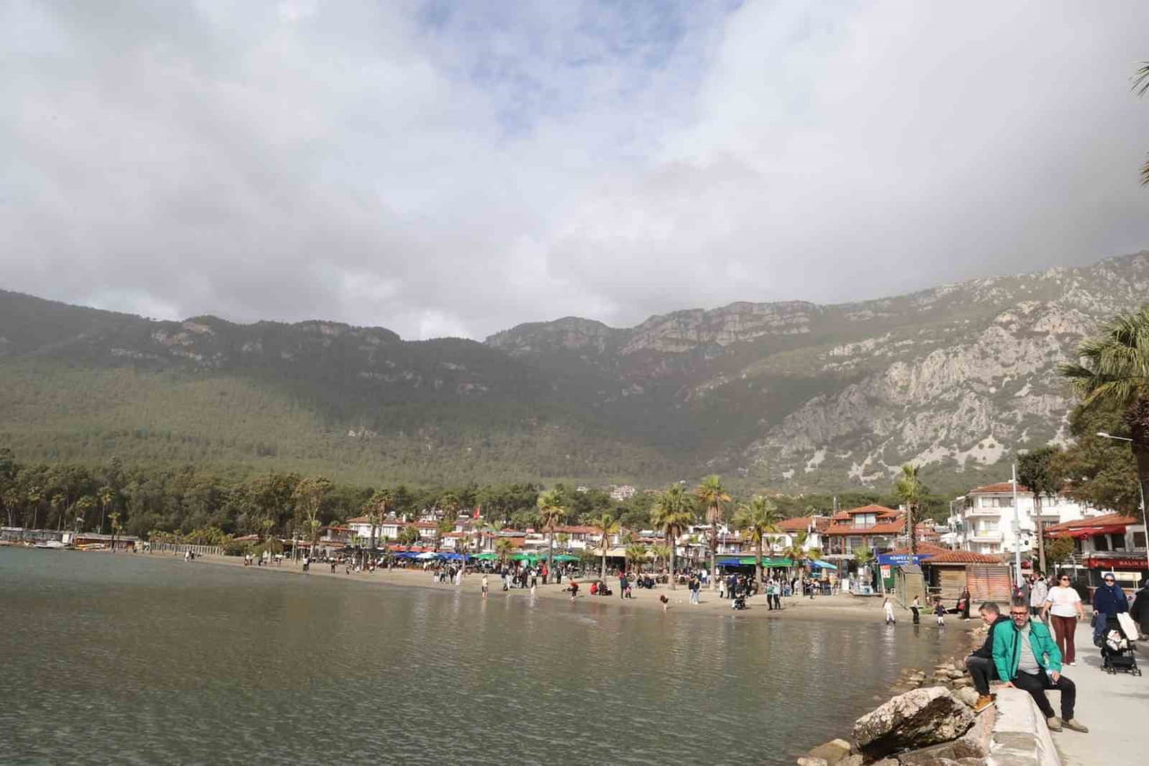MUĞLA’NIN SAKİN KENT UNVANINA SAHİP AKYAKA MAHALLESİ’NDE GÜNEŞLİ HAVAYI FIRSAT BİLEN VATANDAŞLAR...