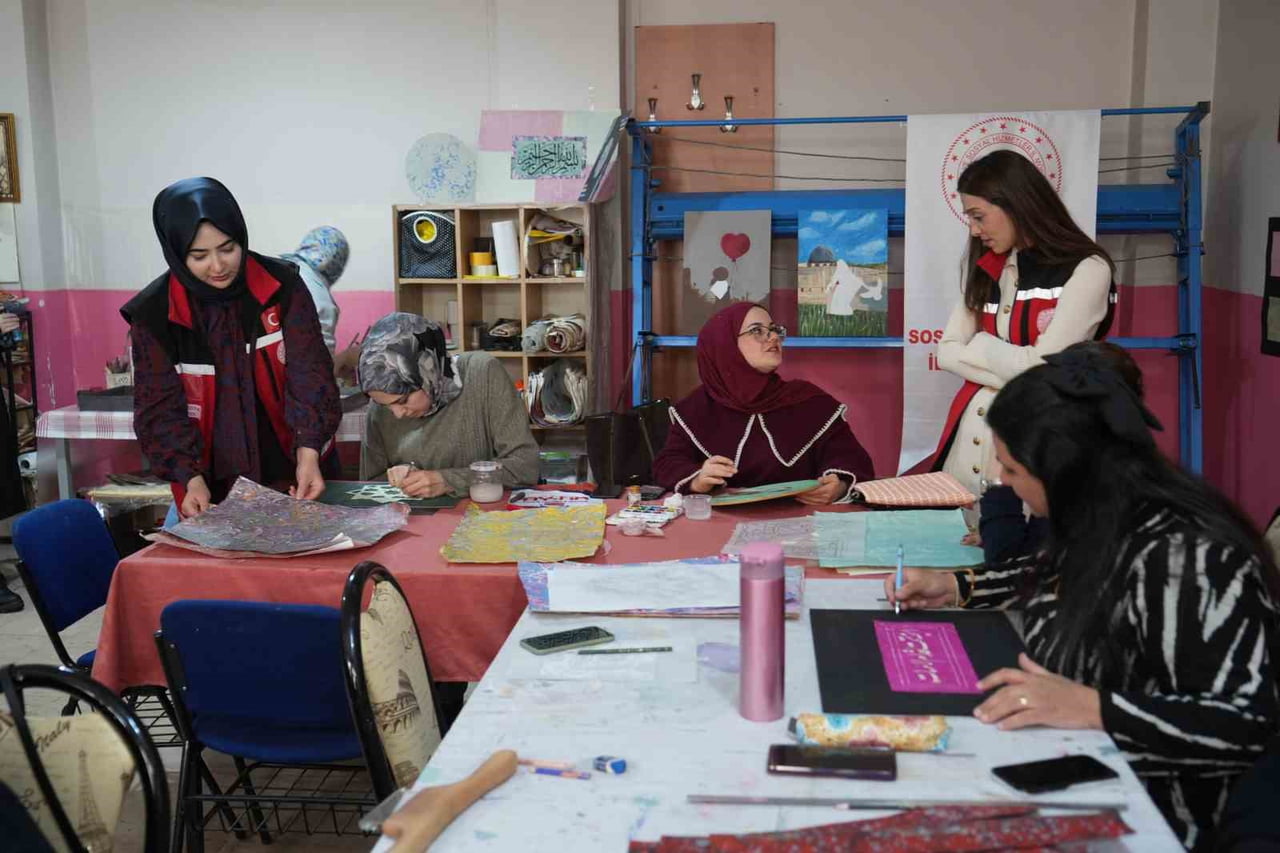 MUŞ'TA AÇILAN EBRU SANATI KURSU, ŞEHİT YAKINLARI VE GAZİLERDEN YOĞUN İLGİ GÖRÜYOR.