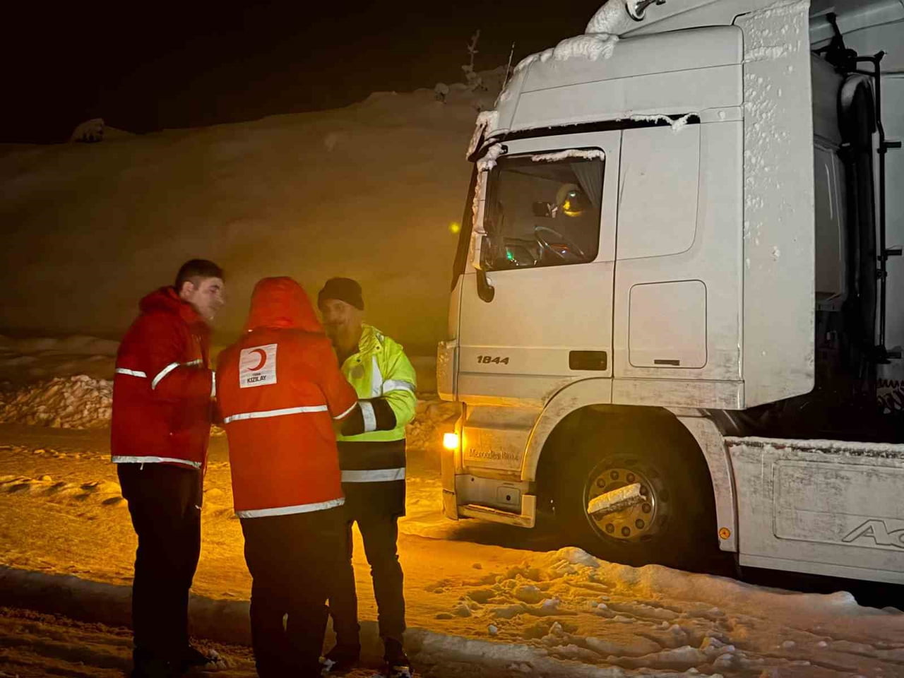 MUŞ’TA ETKİLİ OLAN KAR YAĞIŞI VE TİPİ NEDENİYLE YOLDA MAHSUR KALAN VATANDAŞLARIN YARDIMINA KIZILAY...