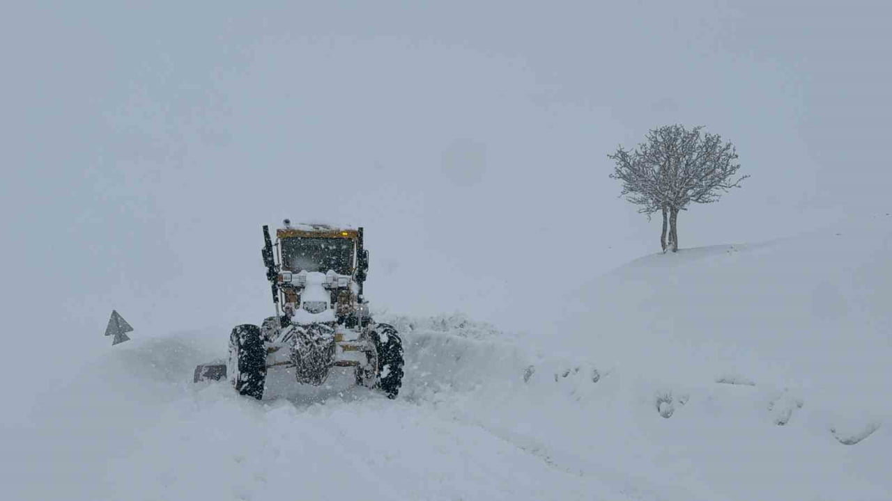 MUŞ’TA ETKİLİ OLAN YOĞUN KAR YAĞIŞI NEDENİYLE 303 KÖY YOLU ULAŞIMA KAPANIRKEN, İL ÖZEL İDARESİ VE...