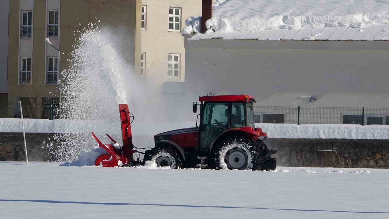 MUŞ’TA ETKİLİ OLAN YOĞUN KAR YAĞIŞI SPOR MÜSABAKALARINI DA OLUMSUZ ETKİLEDİ. KENT GENELİNDE GÜNLÜK...