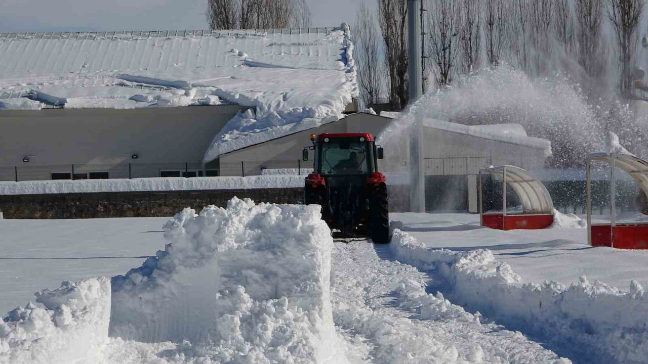 MUŞ’TA ETKİLİ OLAN YOĞUN KAR YAĞIŞI SPOR MÜSABAKALARINI DA OLUMSUZ ETKİLEDİ. KENT GENELİNDE GÜNLÜK...