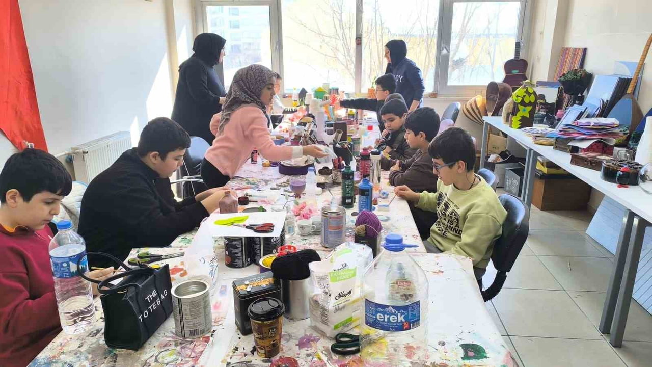 MUŞ’TA GENÇLİK VE SPOR İL MÜDÜRLÜĞÜ’NE BAĞLI GENÇLİK MERKEZİNDE DÜZENLENEN "GENÇLİK KIŞ KULÜBÜ"...