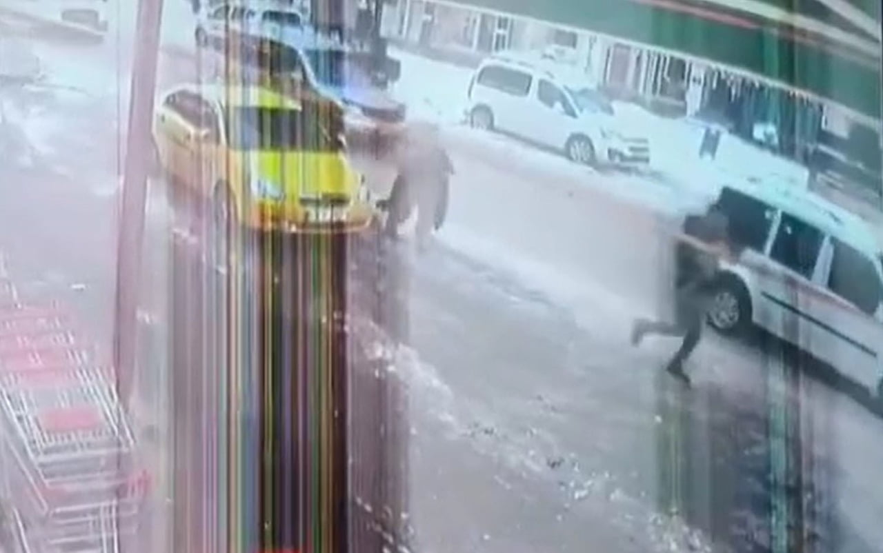 MUŞ’TA TAKSİCİ CEYHAN KILIÇASLAN, YOĞUN TRAFİK NEDENİYLE İLERLEYEMEYEN ARAÇTAN İNEREK HAVALE...