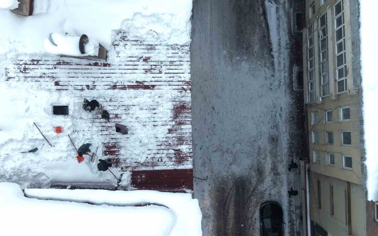 MUŞ’TA YOĞUN KAR YAĞIŞININ ARDINDAN ÇATI TEMİZLEYİCİLERİ, METRELERCE YÜKSEKLİKTE VE ZORLU KIŞ...