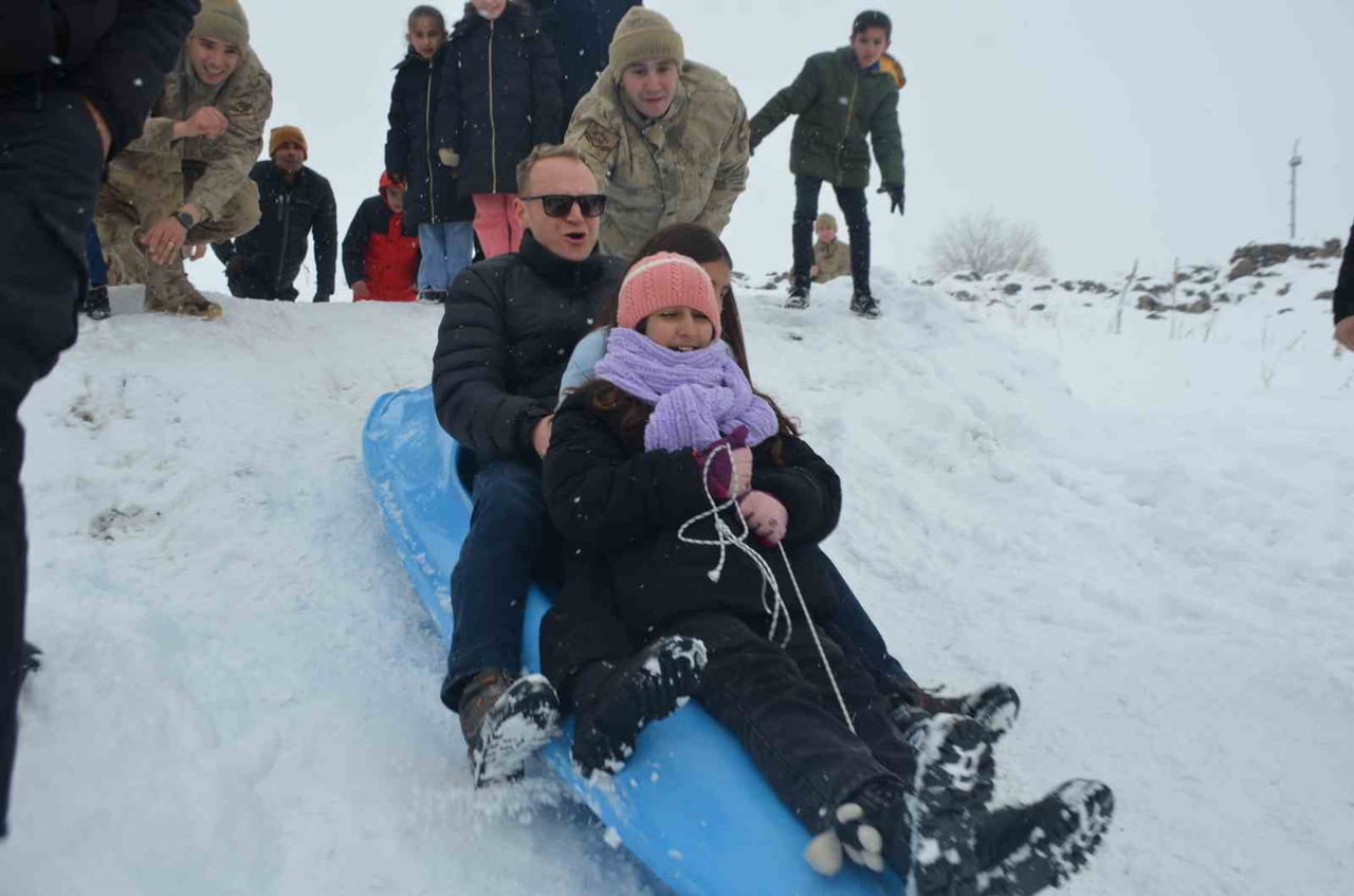 MUŞ’UN BULANIK KAYMAKAMLIĞI ÖNCÜLÜĞÜNDE GERÇEKLEŞTİRİLEN ETKİNLİK, HEM ÇOCUKLARIN YÜZÜNÜ GÜLDÜRDÜ...