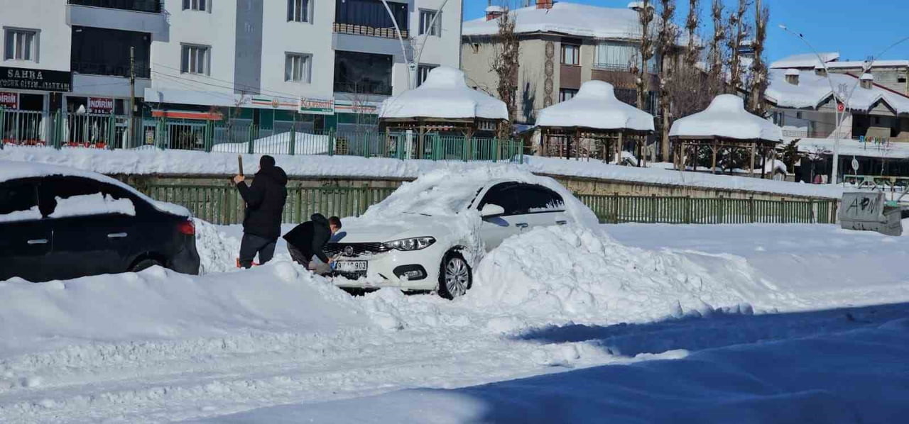 MUŞ’UN HASKÖY İLÇESİNDE ETKİLİ OLAN YOĞUN KAR YAĞIŞI, GÜNLÜK YAŞAMI OLUMSUZ ETKİLEMEYE DEVAM...