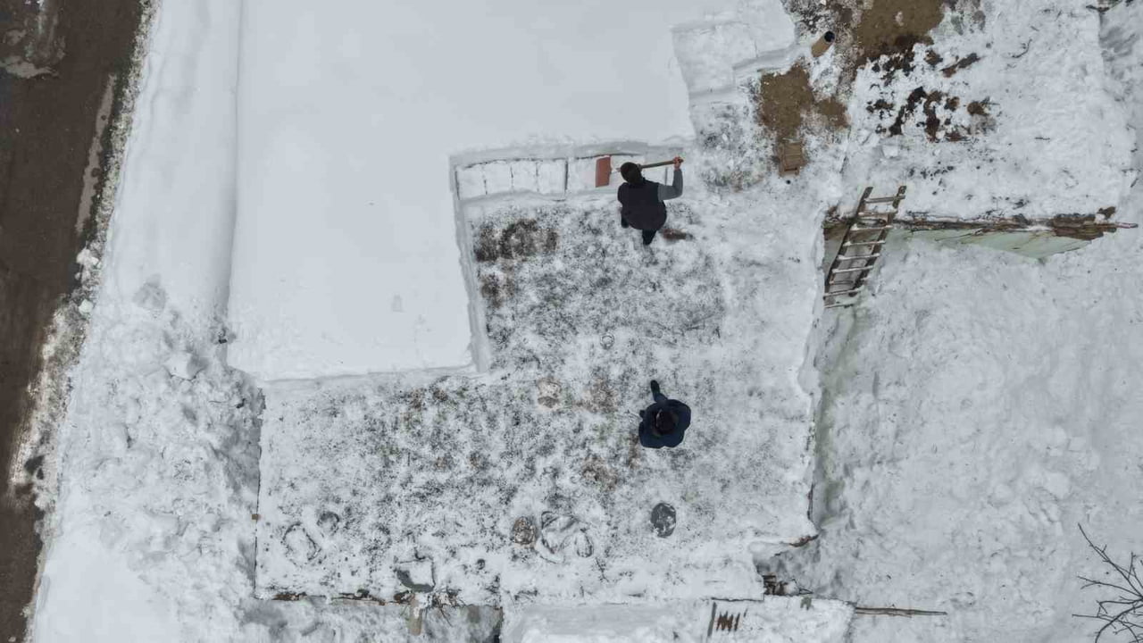 MUŞ’UN KALE MAHALLESİ’NDE ETKİLİ OLAN YOĞUN KAR YAĞIŞI NEDENİYLE TEK KATLI EVLER KARLA KAPLANDI....