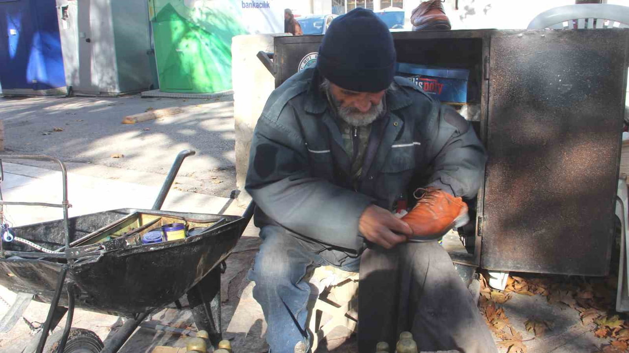 MUT İLÇESİNDE 35 YILDIR AYAKKABI BOYACILIĞI YAPARAK EKMEĞİNİ KAZANAN BAYRAM BATI (67), KIŞ GÜNÜ...