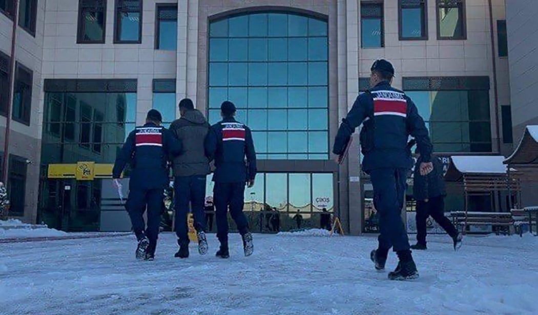 NEVŞEHİR’DE 30 AYRI SUÇTAN ARANAN ŞAHIS SAKLANDIĞI EVDE YAKALANDI.