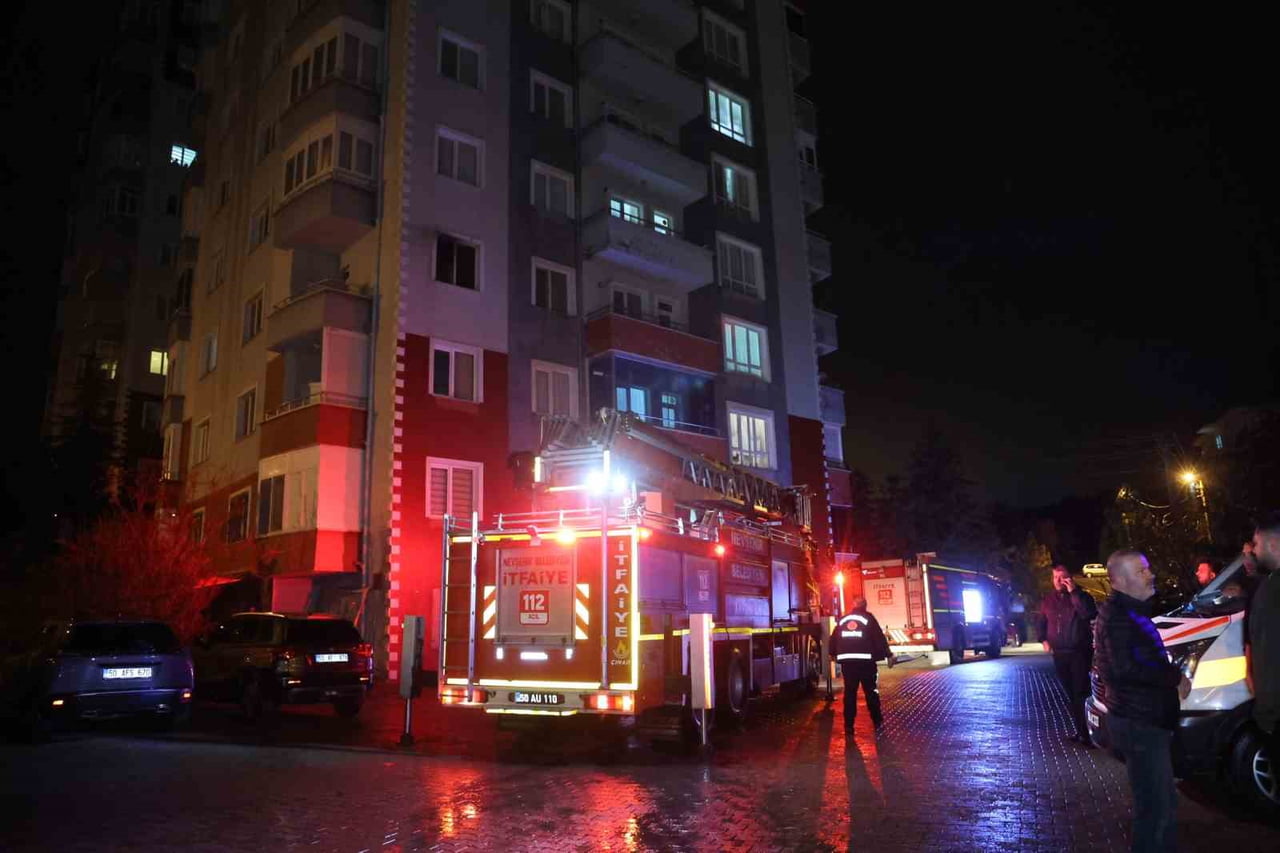 NEVŞEHİR’DE BİR VATANDAŞIN EVİNDE KAMP OCAĞI TÜPÜNE GAZ DOLUMU YAPTIĞI SIRADA ÇIKAN YANGIN PANİĞE...