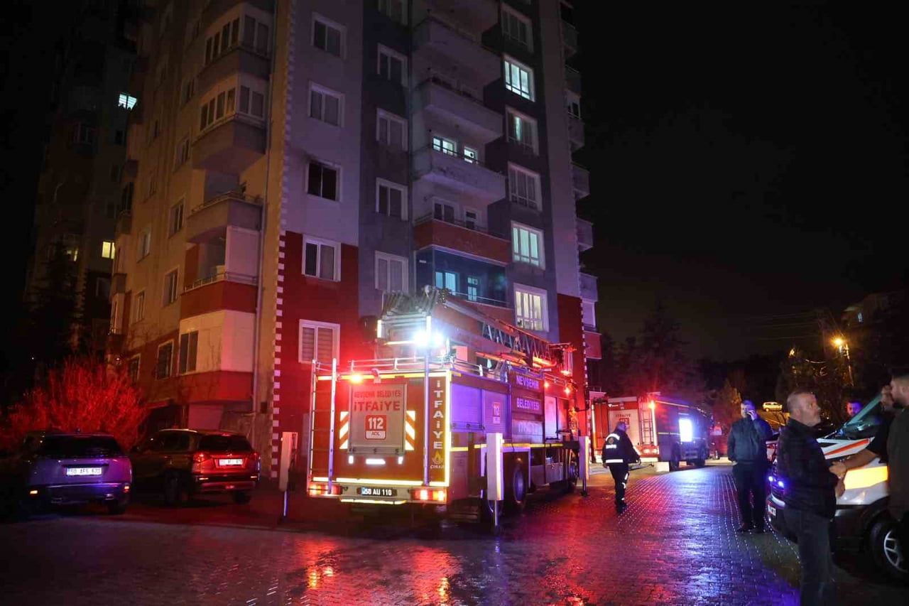 NEVŞEHİR’DE BİR VATANDAŞIN EVİNDE KAMP OCAĞI TÜPÜNE GAZ DOLUMU YAPTIĞI SIRADA ÇIKAN YANGIN PANİĞE...