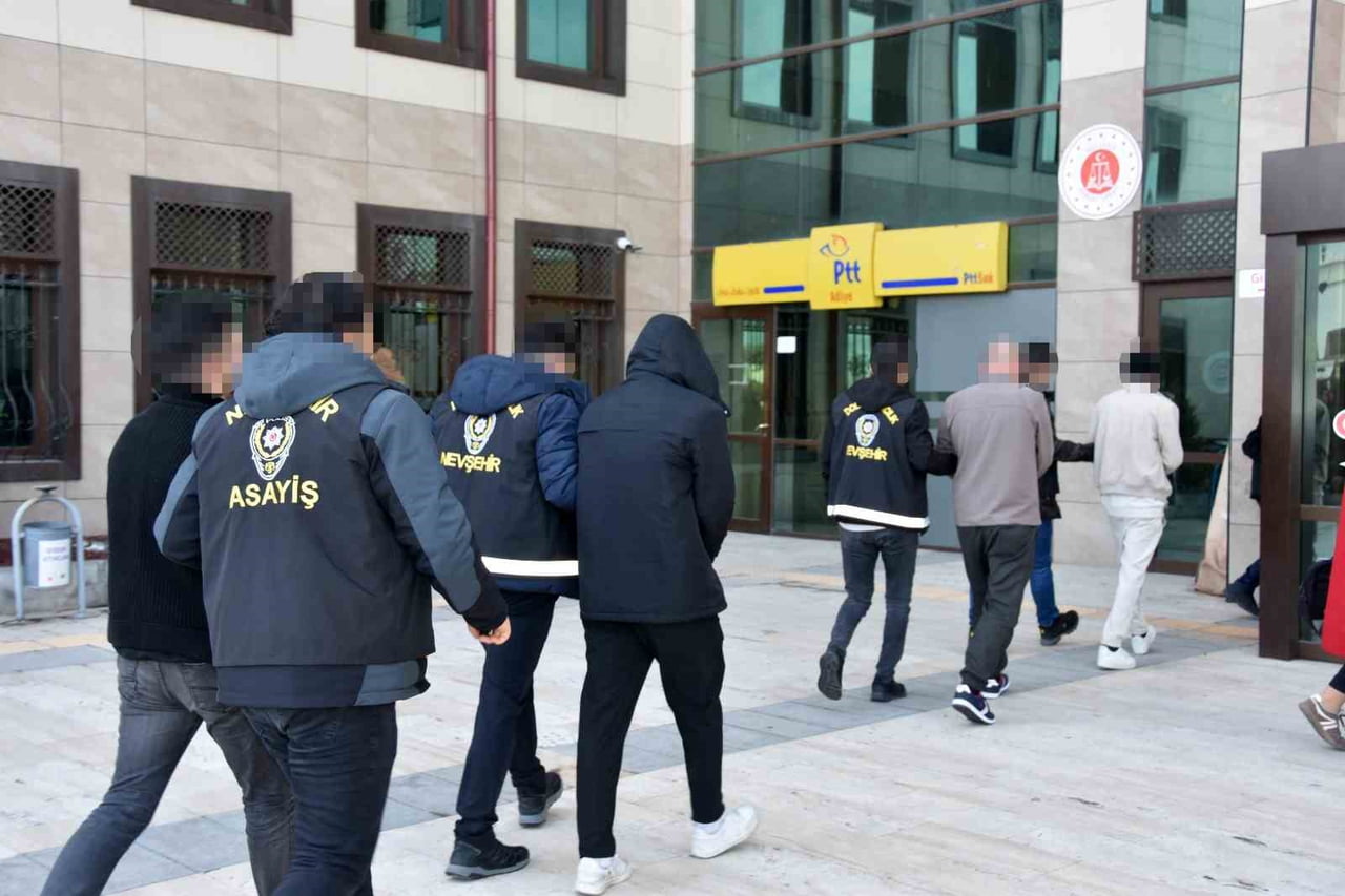 NEVŞEHİR’DE KENDİLERİNİ POLİS VE SAVCI OLARAK TANITARAK YAŞLI VE YALNIZ VATANDAŞLARI HEDEF ALAN...