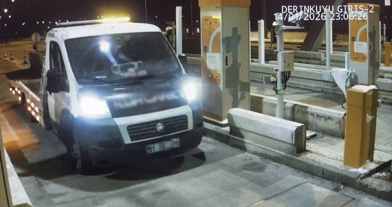 NEVŞEHİR’DE NİĞDE-ANKARA OTOYOLUNDA GERİ GERİ GİDEREK TRAFİK GÜVENLİĞİNİ TEHLİKEYE DÜŞÜREN ARAÇ...