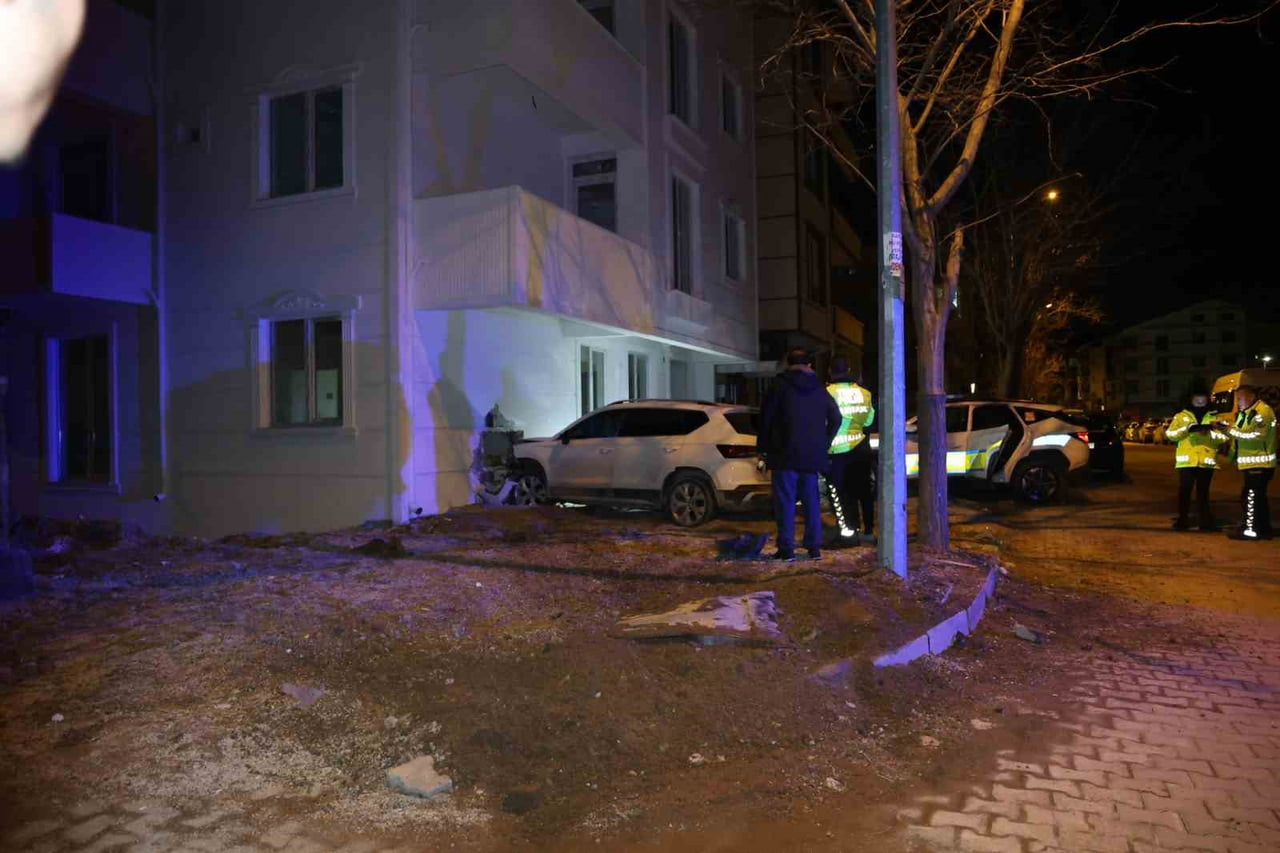 NEVŞEHİR’DE POLİSİN "DUR" İHTARINA UYMAYAN SÜRÜCÜ, OTOMOBİLİYLE KAÇARKEN BİR EVİN DUVARINA...