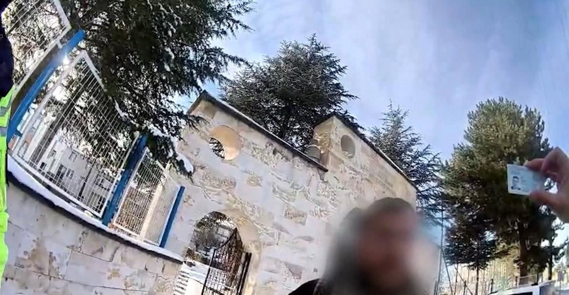 NEVŞEHİR’DE YOL KONTROLÜ YAPAN JANDARMA EKİPLERİNİN DİKKATİ SAYESİNDE ARANAN ŞAHIS SAHTE KİMLİKLE...