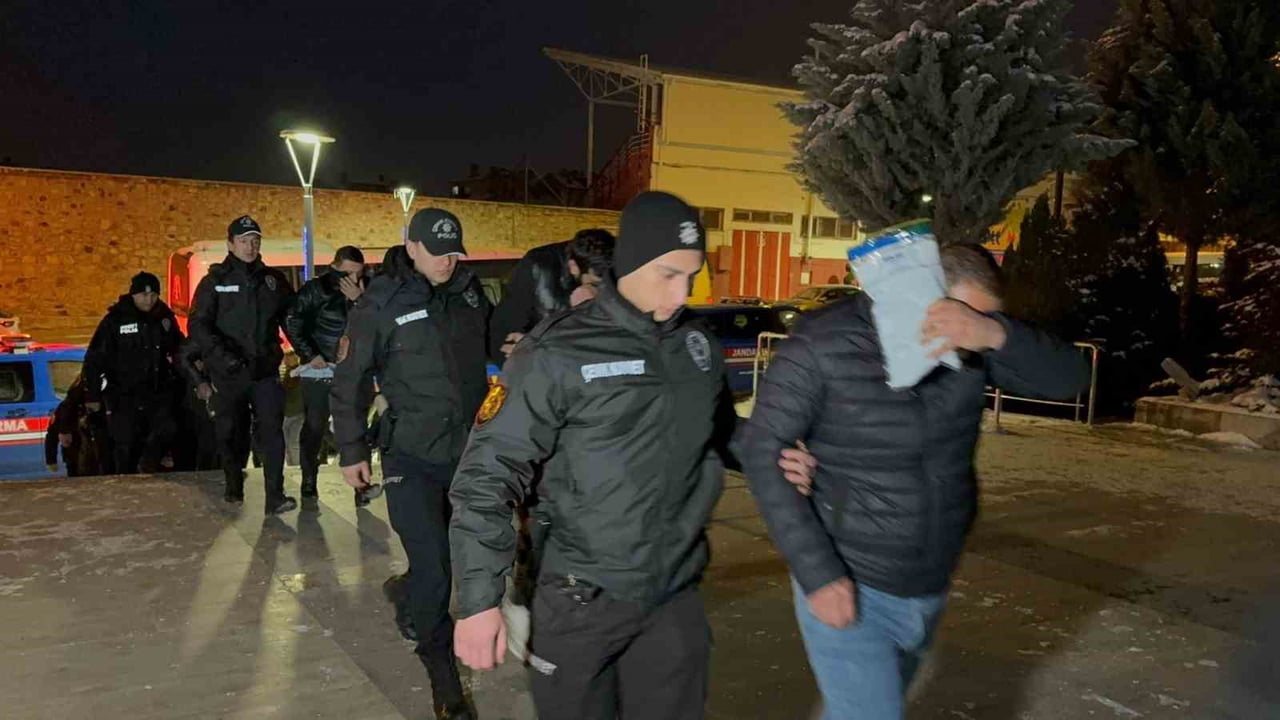 NEVŞEHİR VE İSTANBUL'DA DÜZENLENEN TEFECİLİK OPERASYONUNDA GÖZALTINA ALINAN 70 KİŞİDEN 35'İ...