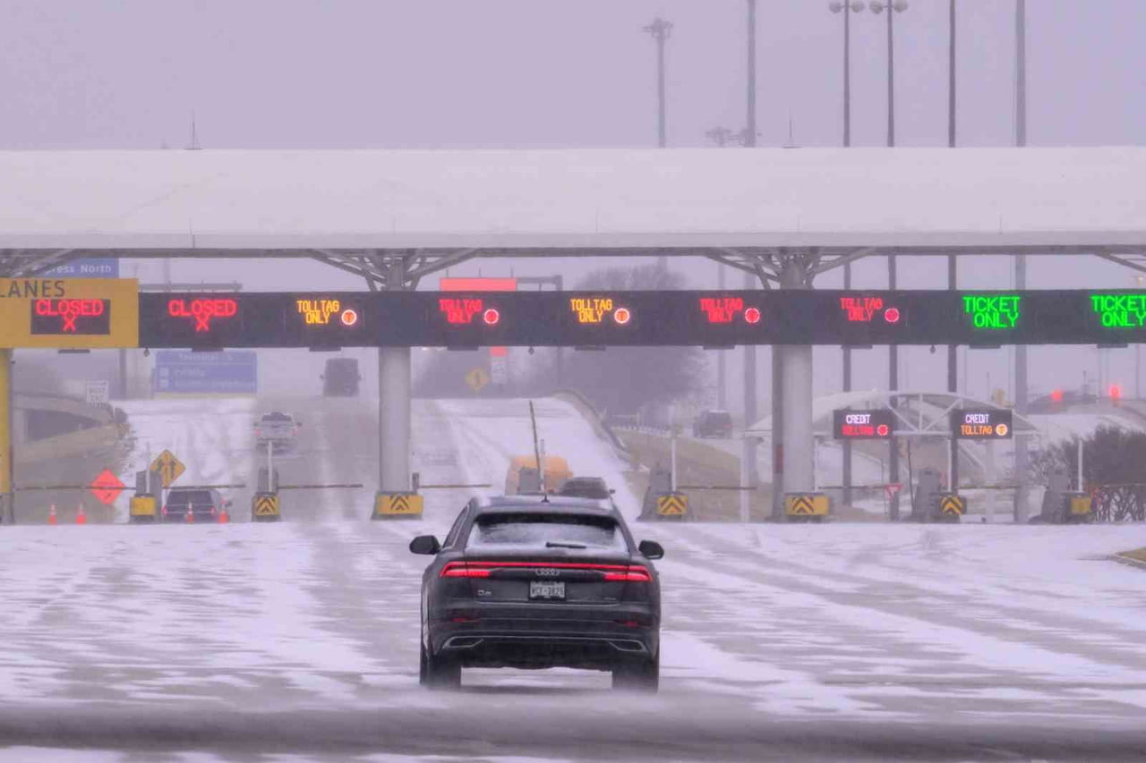 NEW YORK (İHA) - ABD'DE TAM ETKİSİNİ GÖSTERMESİ BEKLENEN ŞİDDETLİ FIRTINALAR ÜLKENİN İÇ...