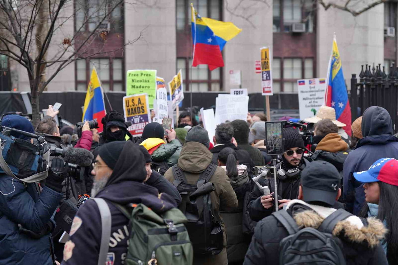 NEW YORK’TAKİ DURUŞMA ÖNCESİ MADURO VE EŞİNİN SERBEST BIRAKILMASI İÇİN PROTESTO