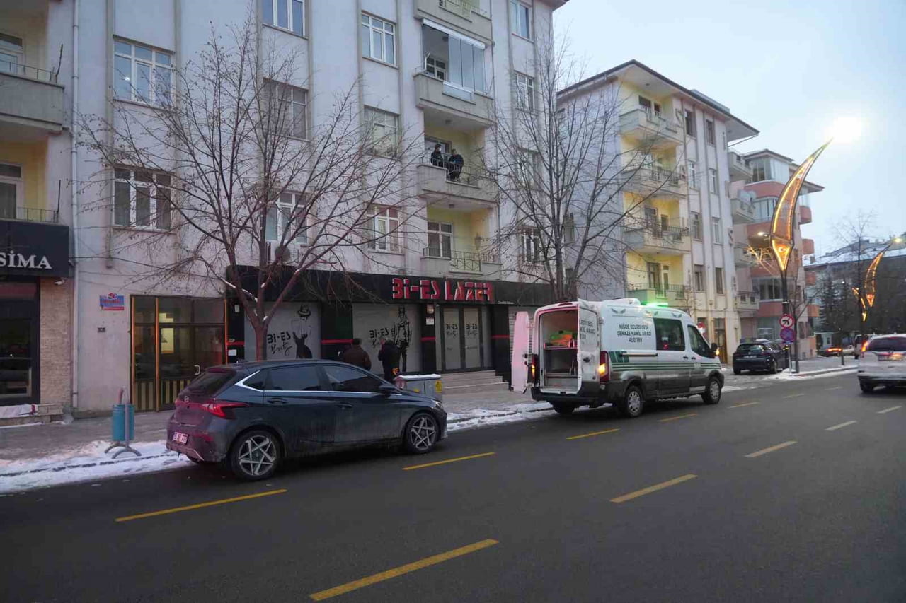 NİĞDE'DE YAKINLARININ HABER ALAMADIĞI ŞAHIS EVİNDE ÖLÜ BULUNDU.