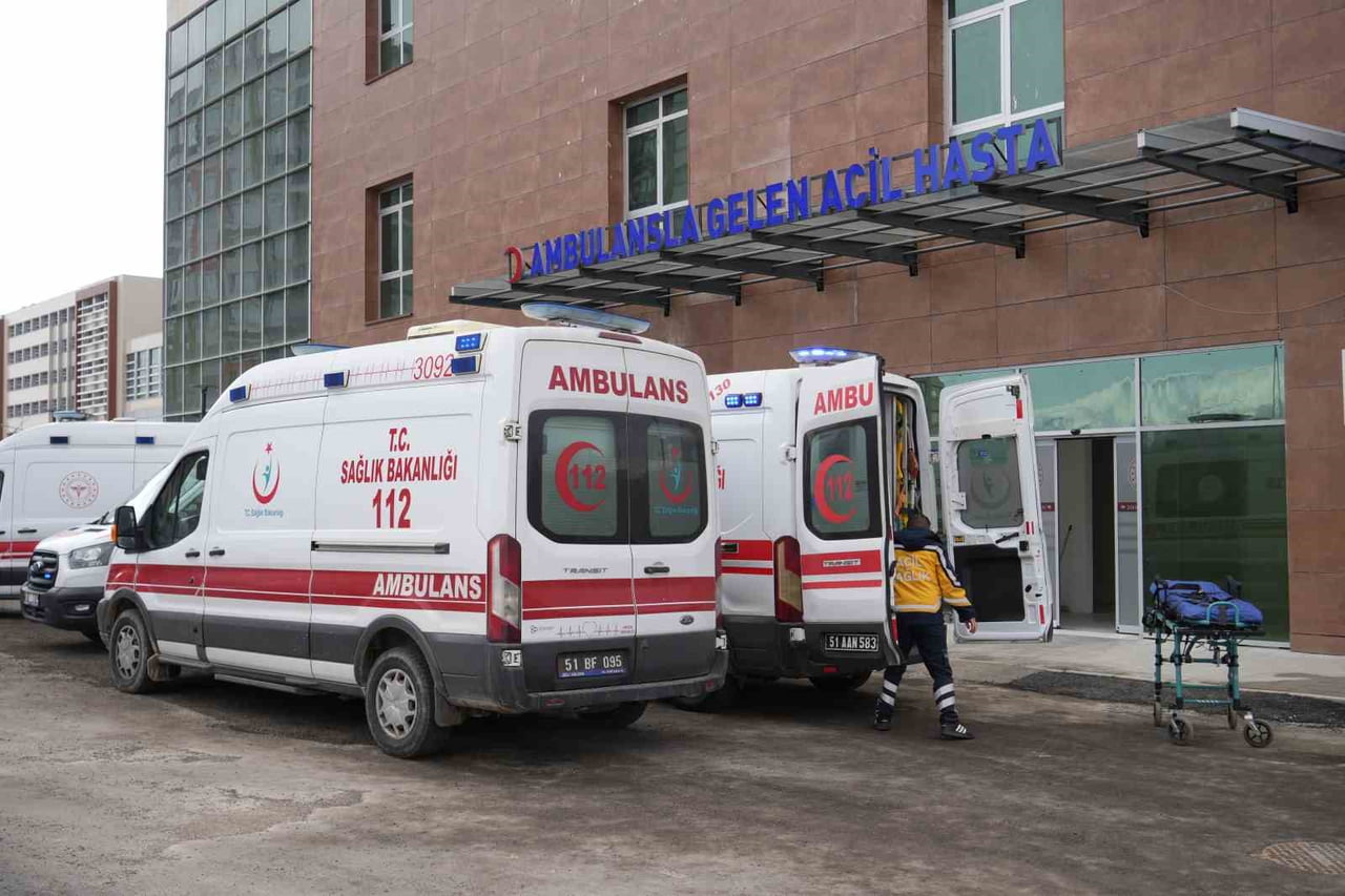 NİĞDE'NİN ÇİFTLİK İLÇESİNDE İKİ OTOMOBİLİN ÇARPIŞMASI SONUCU MEYDANA GELEN KAZADA 6 KİŞİ...