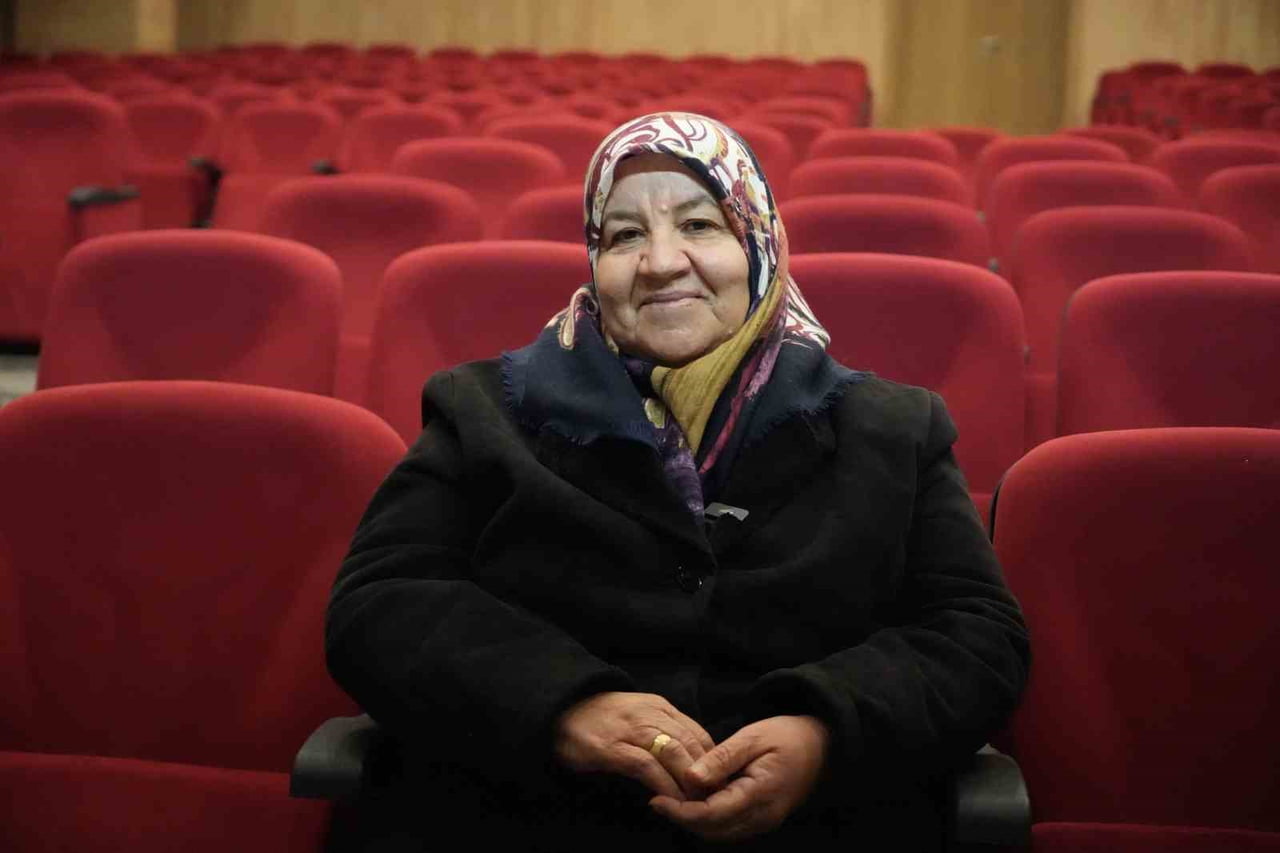 NİĞDE’DE ÇOCUKLARINI YAZDIRMAK İÇİN GELDİĞİ BELEDİYE ŞEHİR TİYATROSUNDA OYUNCULUĞA ADIM ATAN 57...