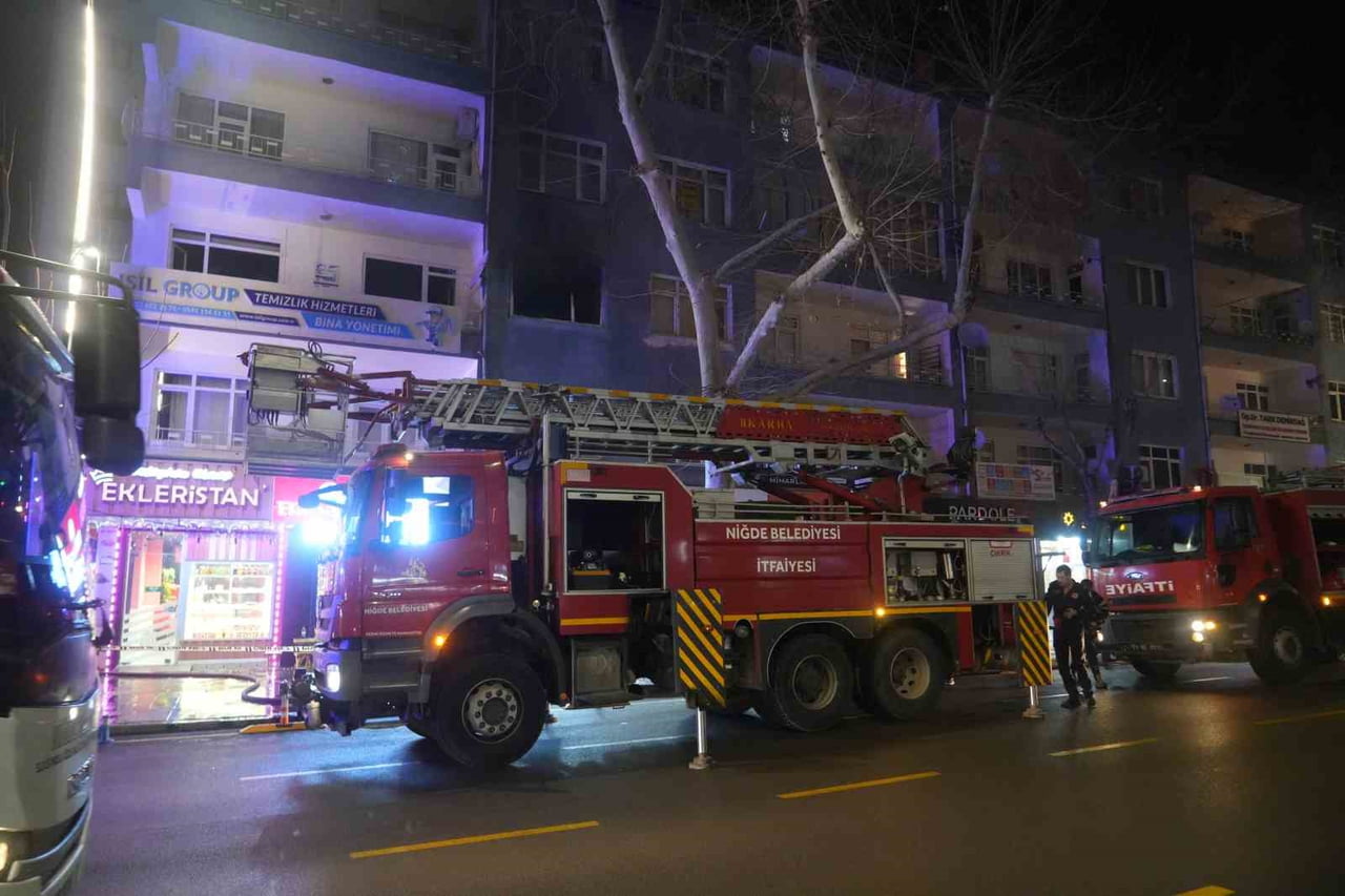 NİĞDE MERKEZ DR. SAMİ YAĞIZ CADDESİ ÜZERİNDE BULUNAN BİR APARTMANIN 3’ÜNCÜ KATINDAKİ OFİSTE YANGIN...