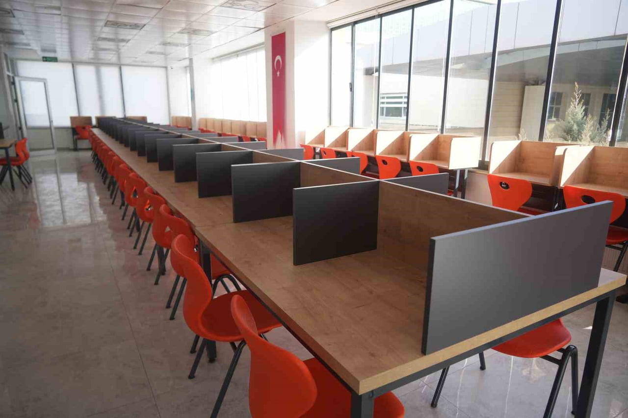 NİĞDE ÖMER HALİSDEMİR ÜNİVERSİTESİ EĞİTİM VE ARAŞTIRMA HASTANESİNDE, GENÇ YAŞTA GEÇİRDİĞİ TRAFİK...