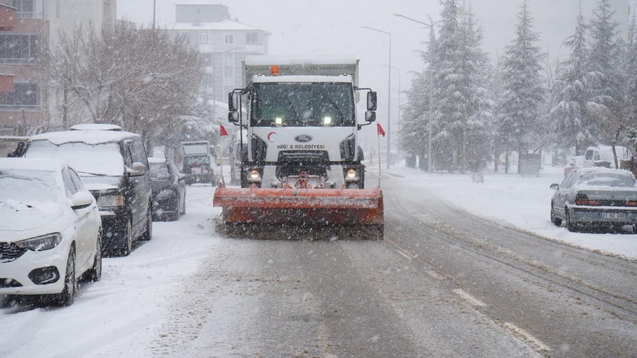 NİĞDE’Yİ ETKİSİ ALTINA ALAN YOĞUN KAR YAĞIŞINDA, NİĞDE BELEDİYESİ EKİPLERİNİN ANINDA MÜDAHALESİ VE...