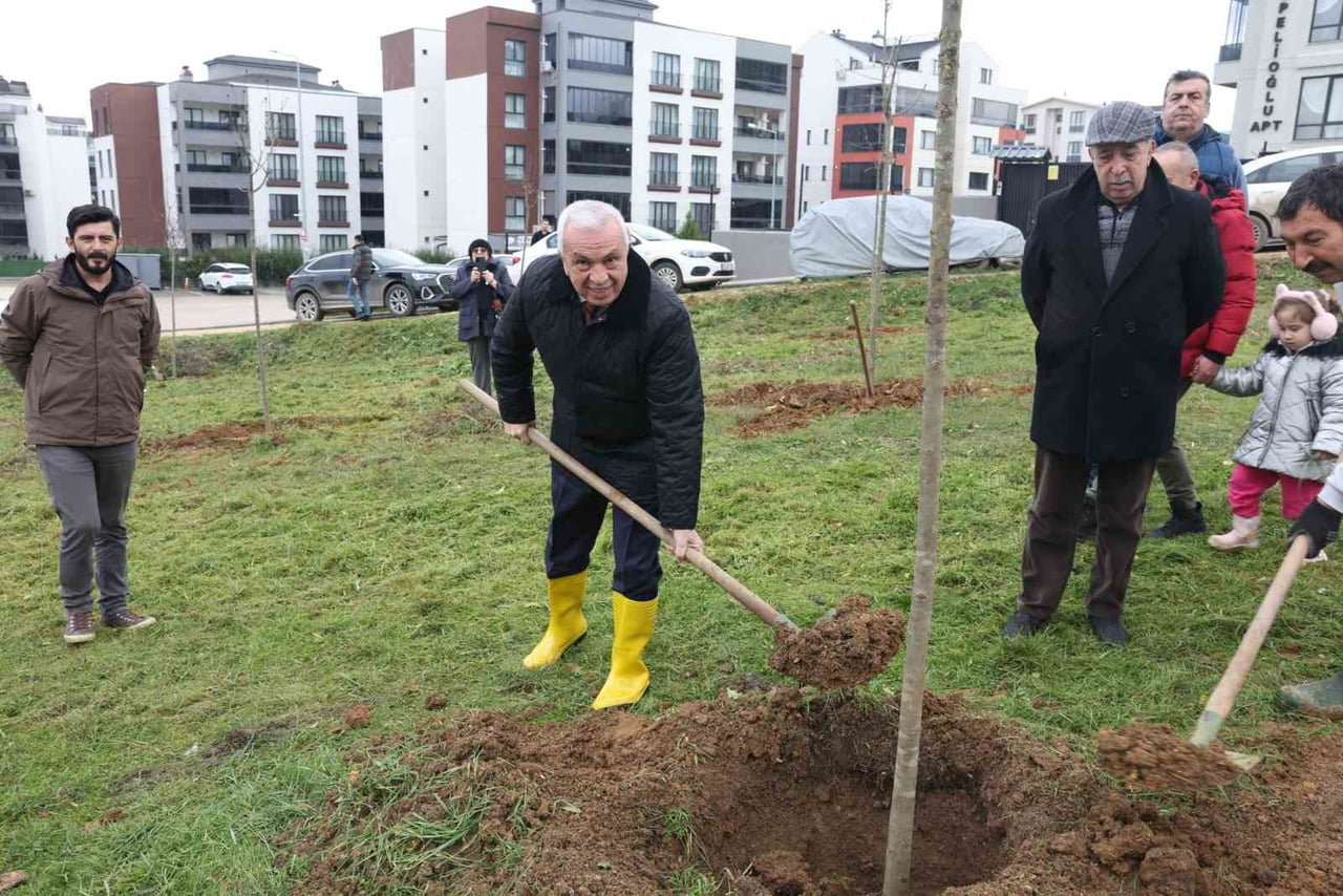 NİLÜFER BELEDİYE BAŞKANI ŞADİ ÖZDEMİR KIZILCIKLIDA AĞAÇ DİKTİ