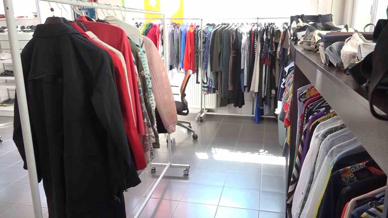 NİLÜFER BELEDİYESİ'NİN HAYATA GEÇİRDİĞİ "GİYMİYORSAN GİYDİR" UYGULAMASIYLA, VATANDAŞLARIN...