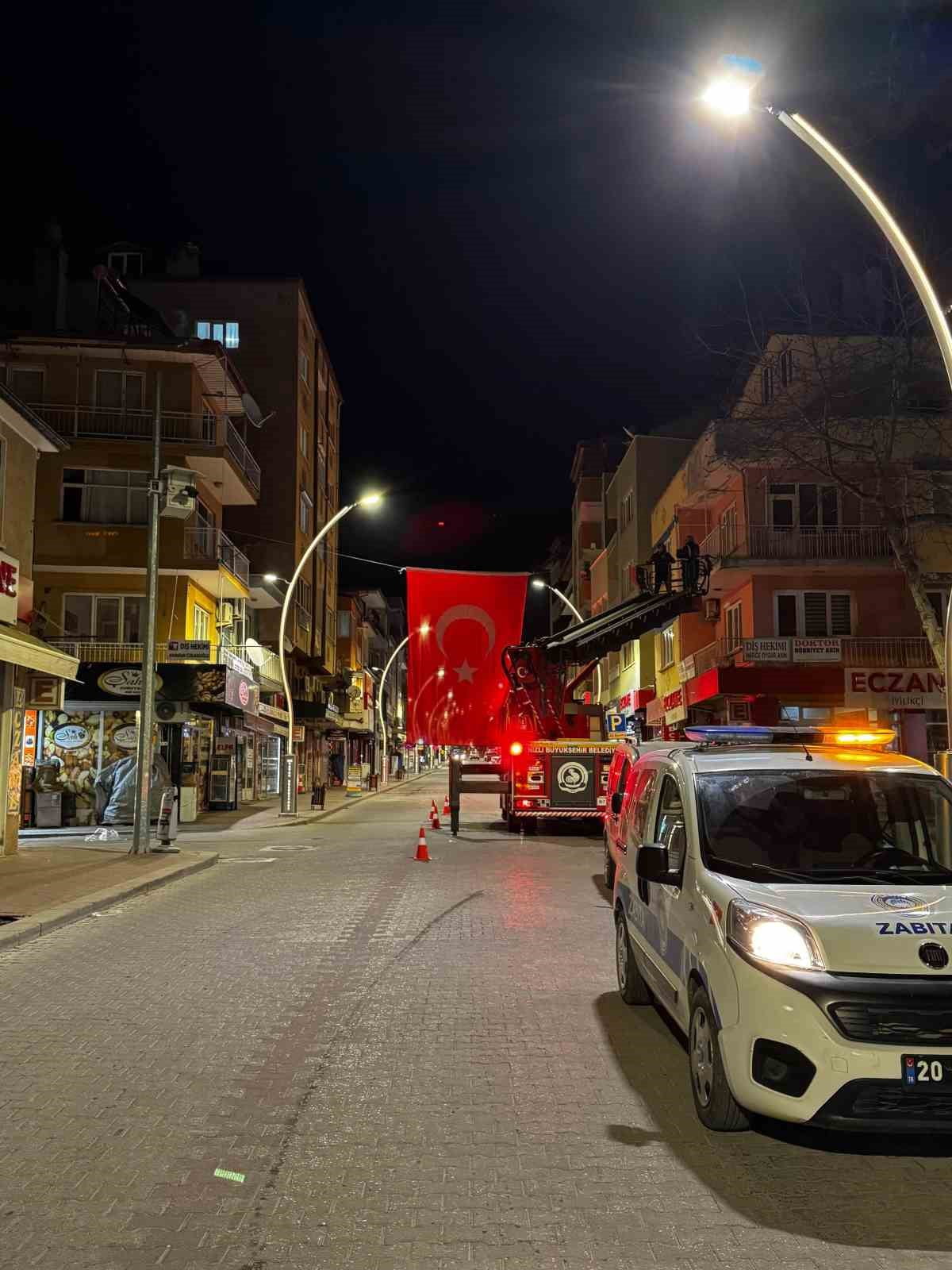NUSAYBİN’DE TÜRK BAYRAĞINA YÖNELİK GERÇEKLEŞTİRİLEN SAYGISIZLIĞA SERT TEPKİ GÖSTEREN TAVAS...
