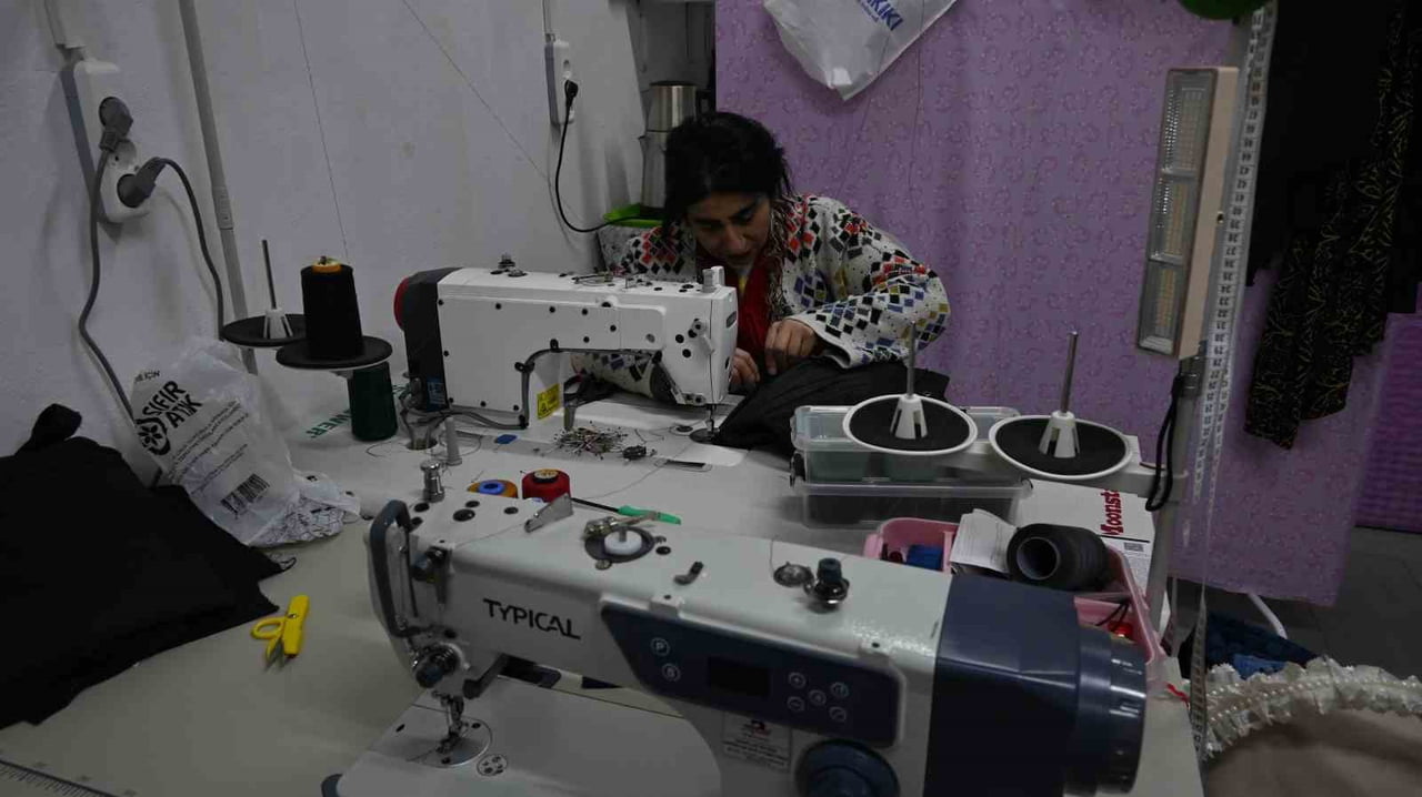 ODUNPAZARI İLÇESİ İSTİKLAL MAHALLESİ’NDE 25 YILDIR MESLEĞİNİ SÜRDÜREN TERZİ HATİCE KILIÇ, KIŞ...