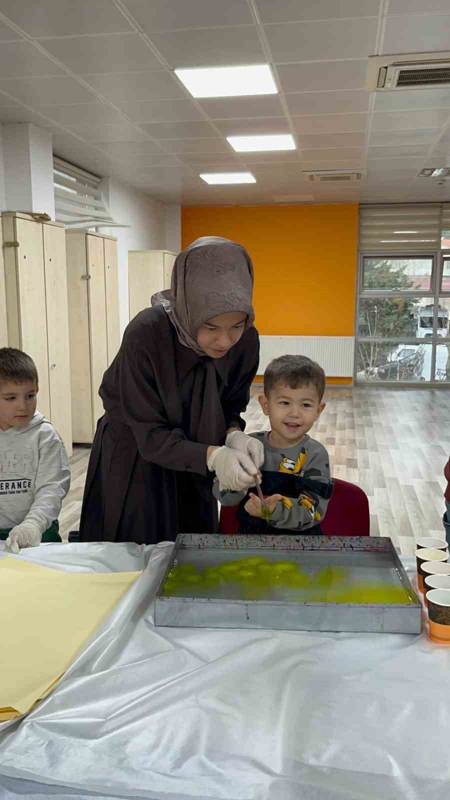 OKULLAR MERKEZİMİZDE AİLELER VE ÇOCUKLAR EBRU SANATIYLA RENKLERİN YOLCULUĞUNA ÇIKTI