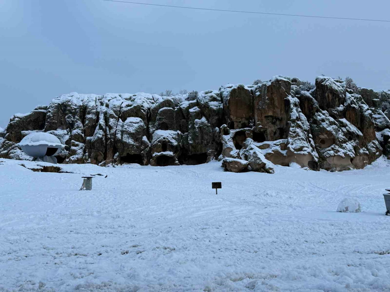 OLUMSUZ HAVA KOŞULLARININ DEVAM ETTİĞİ AFYONKARAHİSAR'IN İHSANİYE İLÇESİNDE KAR KALINLIĞI YAKLAŞIK...