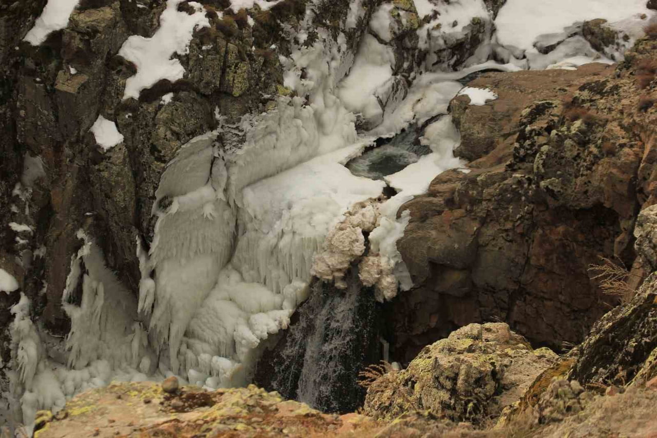OLUMSUZ HAVA ŞARTLARININ DEVAM ETTİĞİ AFYONKARAHİSAR'DA SOĞUK HAVA NEDENİYLE DONAN ŞELALE VE...