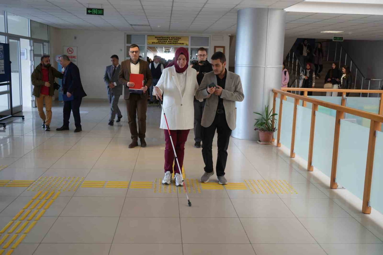 ONDOKUZ MAYIS ÜNİVERSİTESİ’NDE HAYATA GEÇİRİLEN "YAPAY ZEKÂ GÖRME ENGELLİ ASİSTANI" PROJESİNİ...