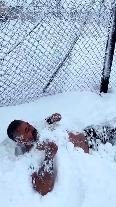 ÖNER ÇAĞLAYAN, EKSİ 15 DERECEDE KAR BANYOSU YAPTI.