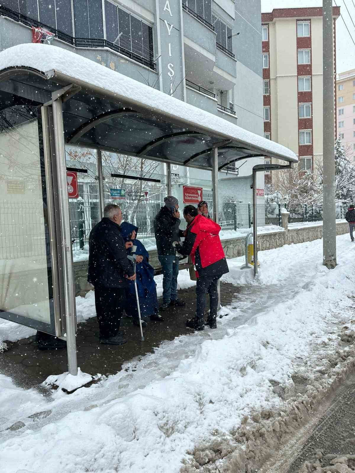 ONİKİŞUBAT BELEDİYESİ, ETKİLİ OLAN KAR YAĞIŞININ HAYATI OLUMSUZ ETKİLEMEMESİ ADINA YÜRÜTTÜĞÜ...
