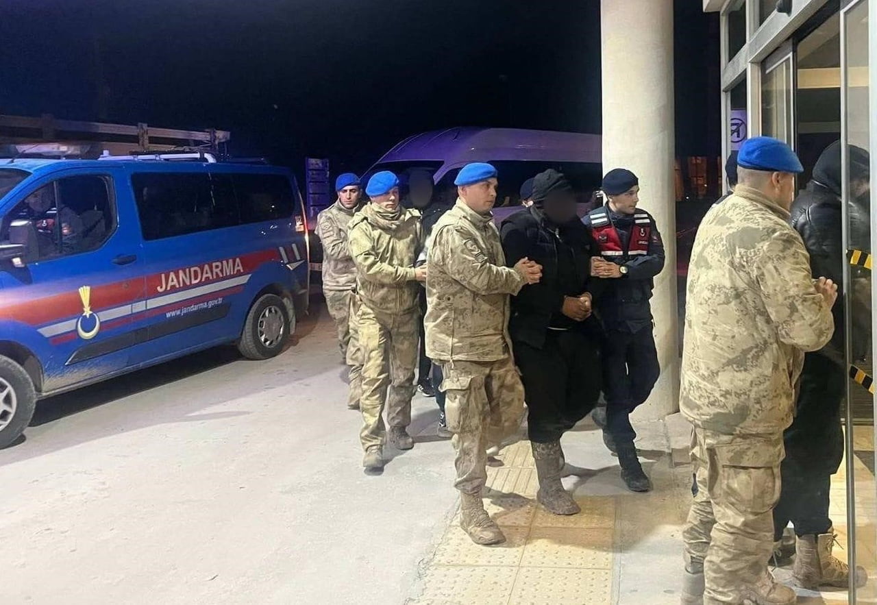OPERASYONLARDA 9 ORGANİZATÖR VE 58 KAÇAK GÖÇMEN YAKALANDI.