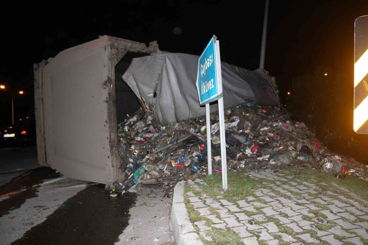 ORDU'NUN ÜNYE İLÇESİNDE VİRAJI ALAMAYARAK DEVRİLEN ÇÖP KAMYONUNUN SÜRÜCÜSÜ YARALANIRKEN ÇÖPLER...