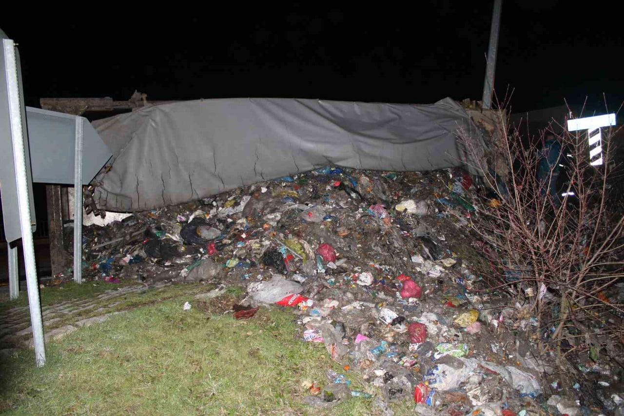 ORDU'NUN ÜNYE İLÇESİNDE VİRAJI ALAMAYARAK DEVRİLEN ÇÖP KAMYONUNUN SÜRÜCÜSÜ YARALANIRKEN ÇÖPLER...