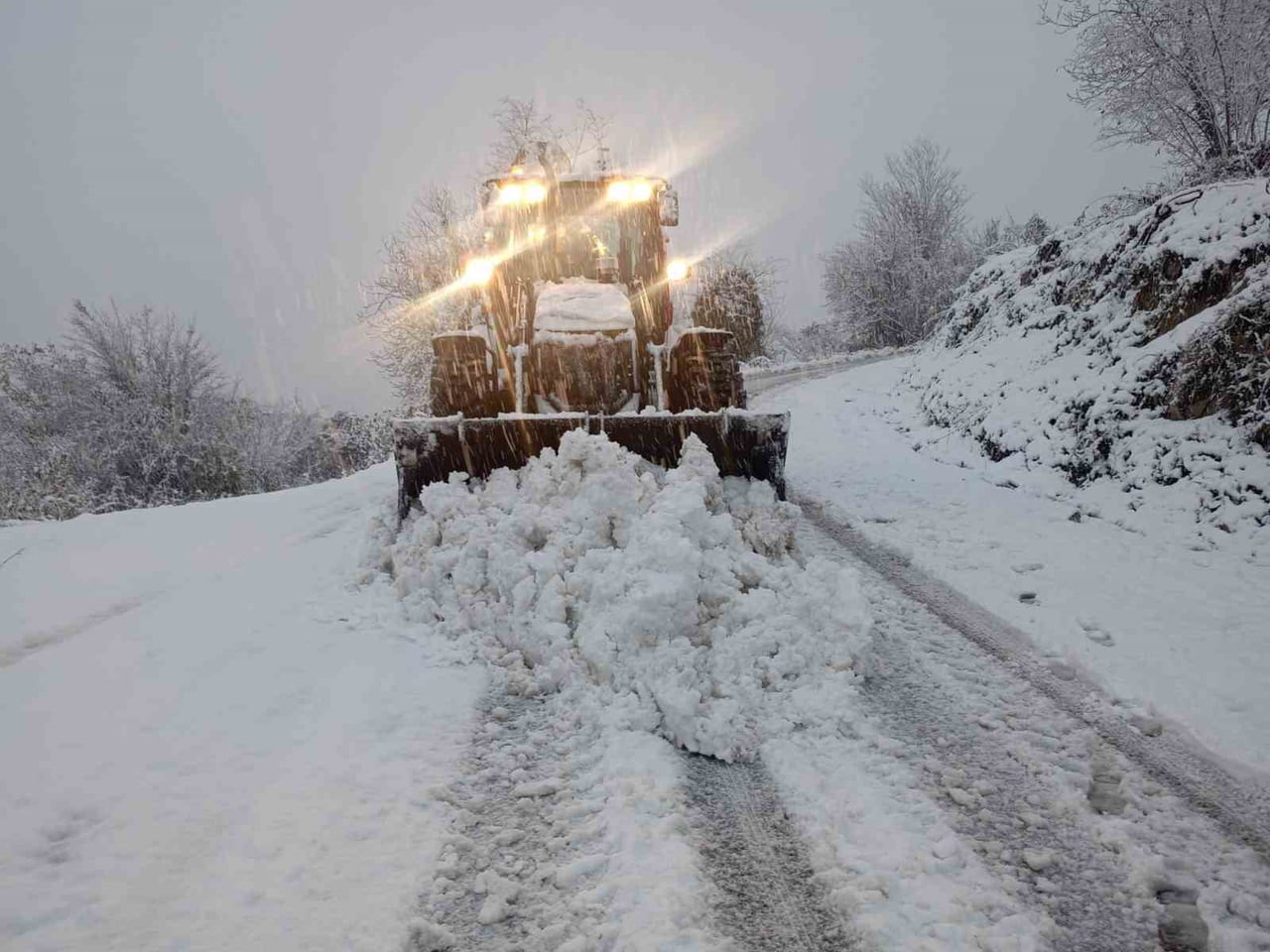 ORDU’DA ETKİLİ OLAN KAR YAĞIŞININ ARDINDAN BÜYÜKŞEHİR BELEDİYESİ EKİPLERİ, SON 24 SAATTE KAR...