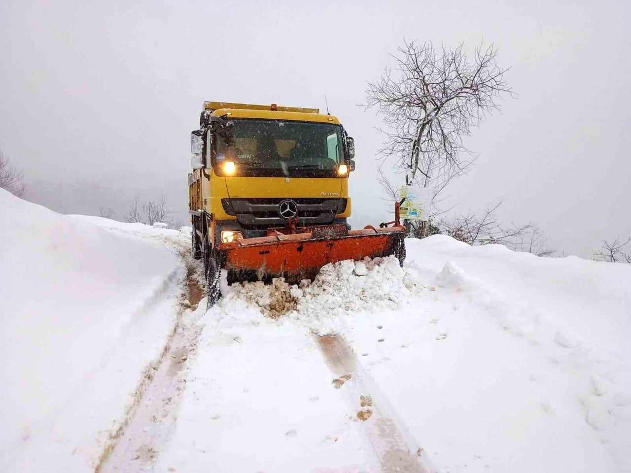 ORDU’NUN ORTA VE YÜKSEK KESİMLERİNDE ETKİLİ OLAN KAR YAĞIŞI İLE BİRLİKTE BÜYÜKŞEHİR BELEDİYESİ...