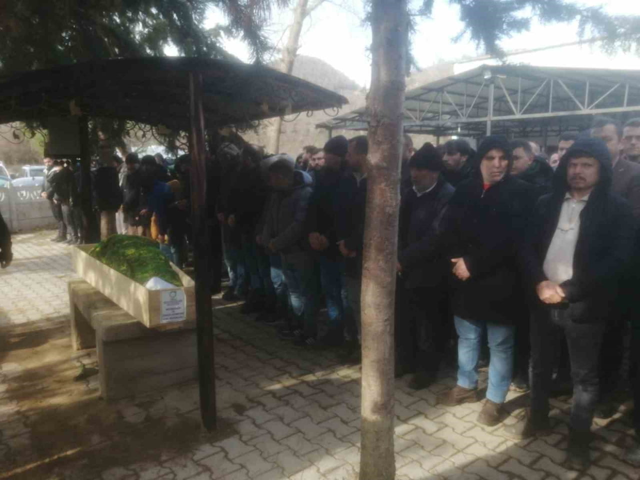 ORDU’NUN ÜNYE İLÇESİNDE OTO BAKIM SERVİSİNDE CANSIZ BEDENLERİ BULUNAN 2 GENÇ İÇİN CENAZE TÖRENİ...